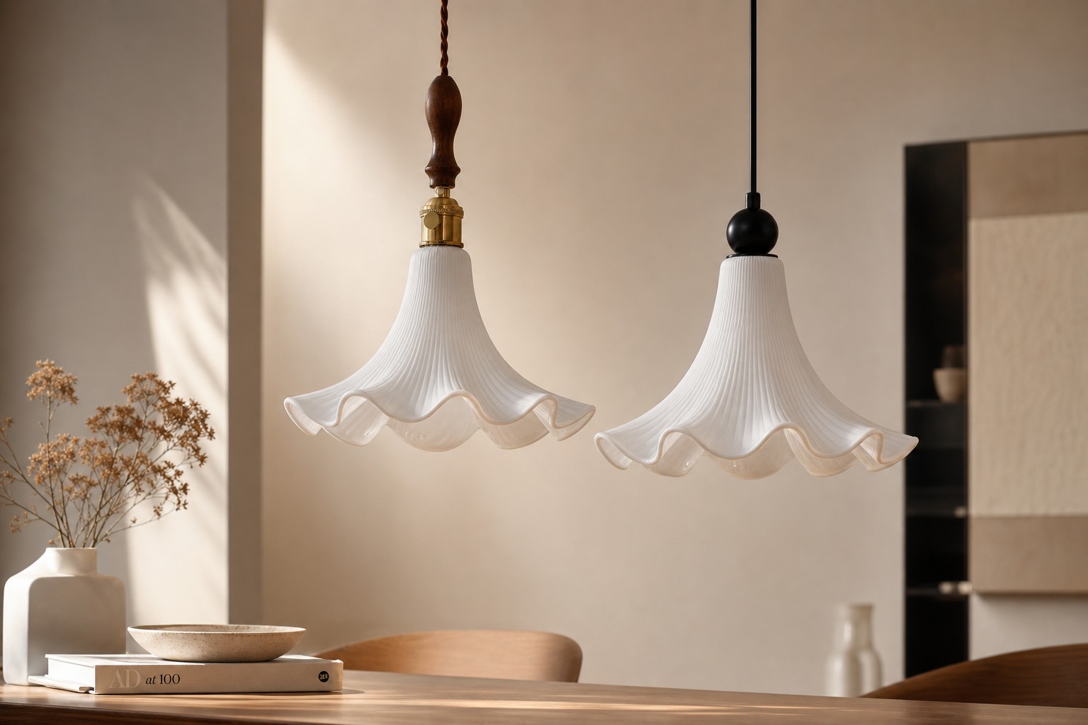 Twee Cazelle hanglampen boven een tafel