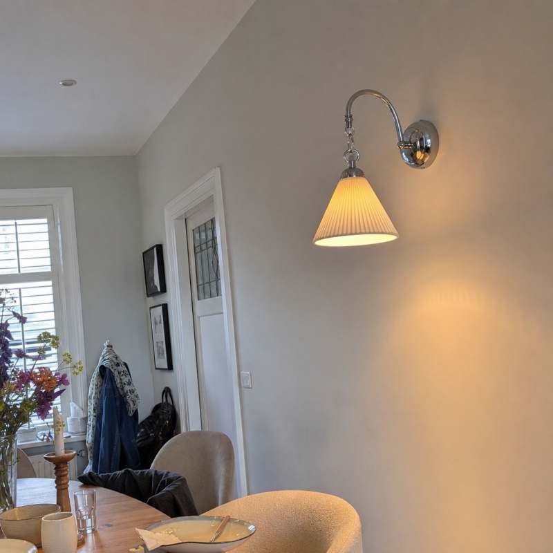 Klantfoto van de Cazelle wandlamp naast een zithoek