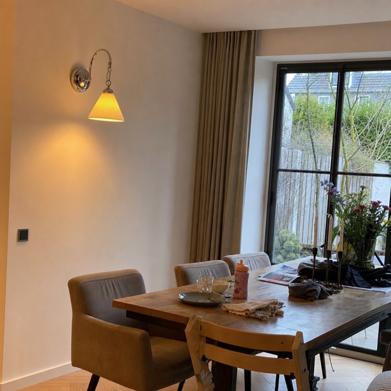 Klantfoto van de Cazelle wandlamp bij een eettafel
