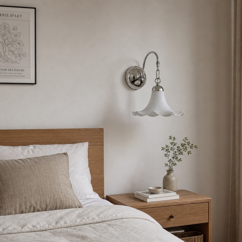 Cazelle wandlamp naast een bed