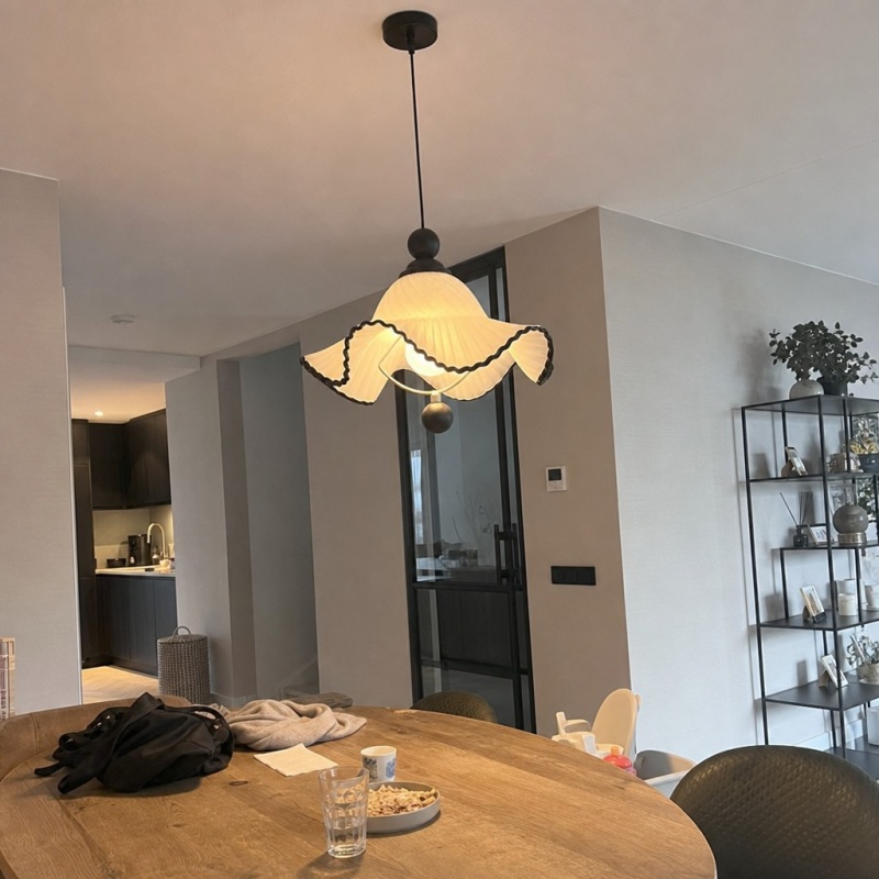 Cazelle hanglamp boven een eettafel bij een klant