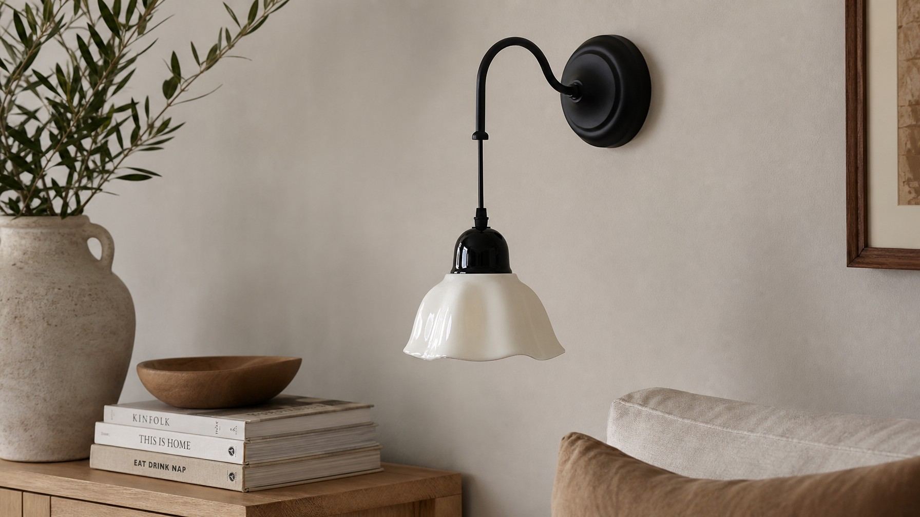 Cazelle vintage bloemen wandlamp in een zachte woonkamerscène
