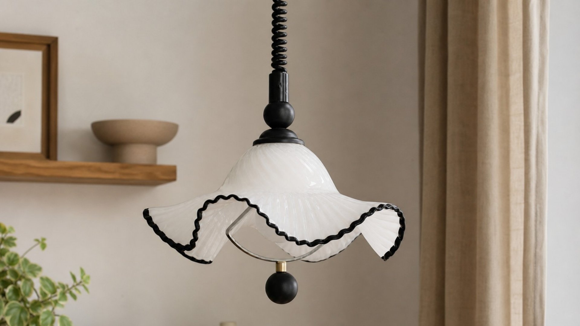 Cazelle glazen hanglamp met golvende rand in een rustig interieur