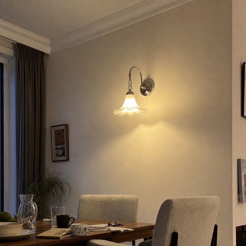 Klantfoto van de Cazelle wandlamp met warme achtergrondverlichting