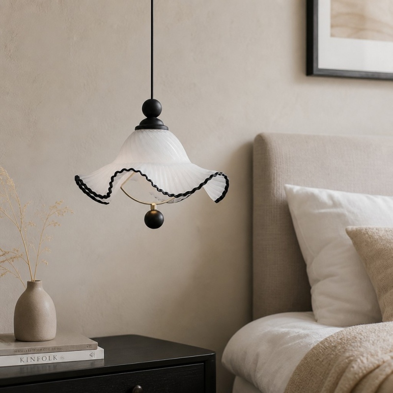 Cazelle hanglamp naast een bed