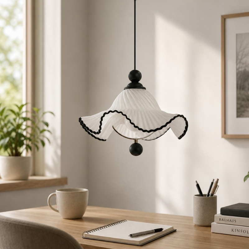 Cazelle hanglamp boven een bureau