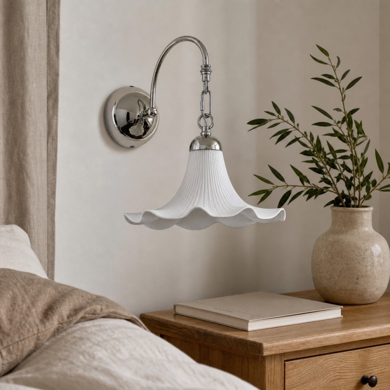 Cazelle wandlamp naast een nachtkastje