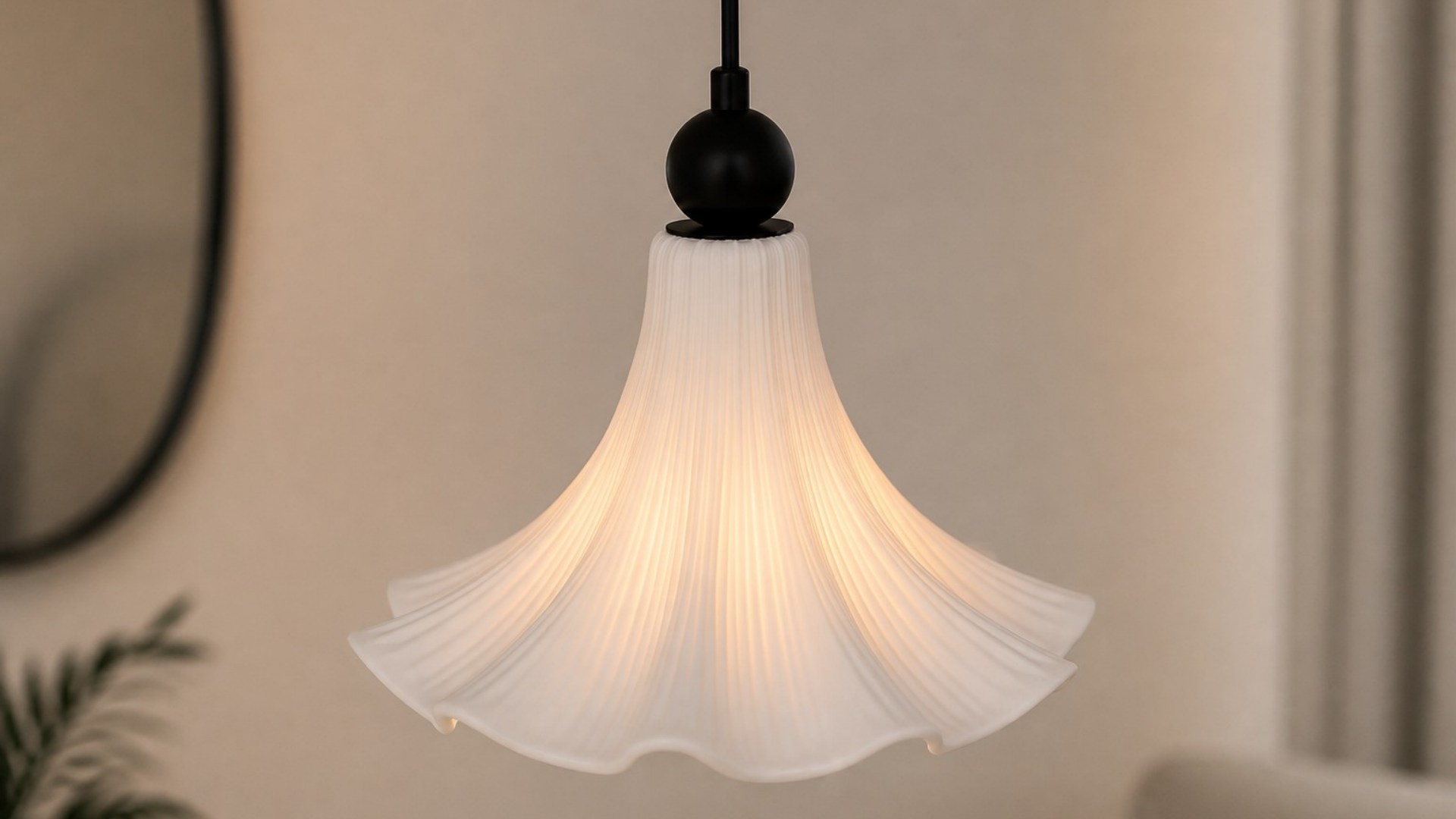 Cazelle bloemvormige hanglamp in warm interieur