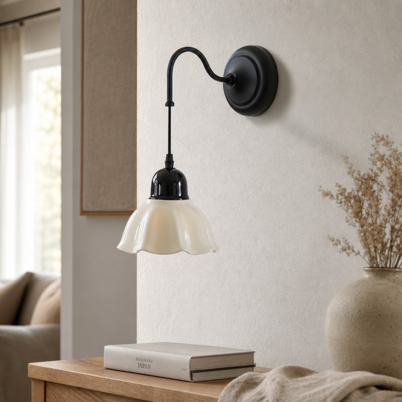 Cazelle wandlamp bij vaas en boeken