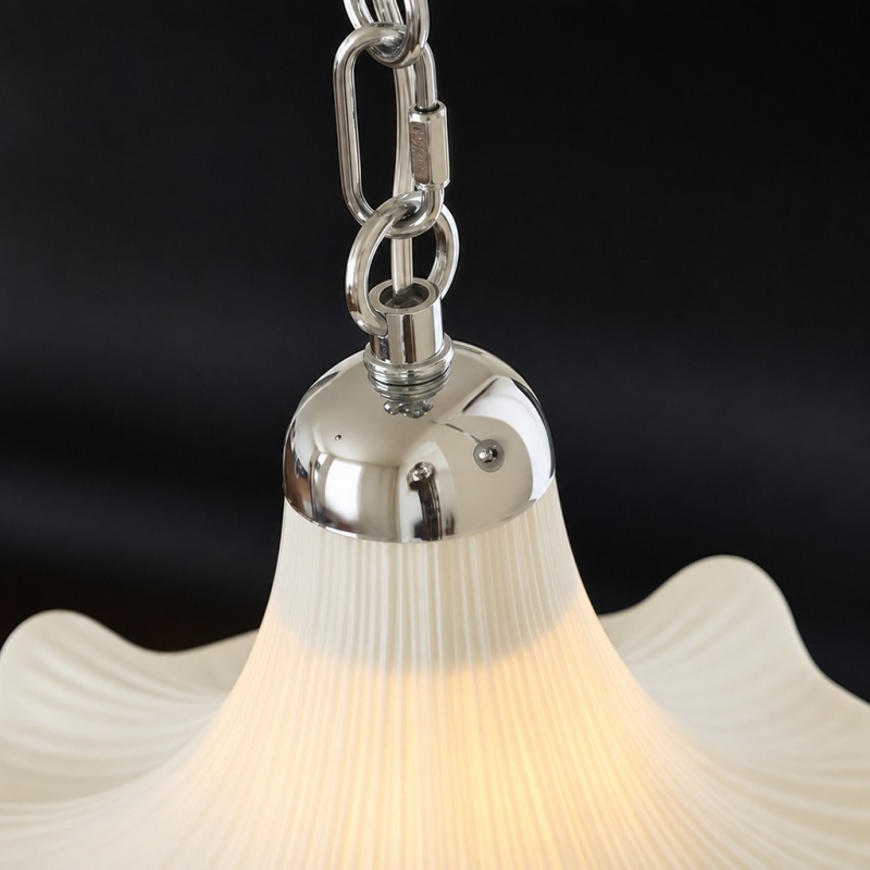 Detail van de metalen ketting en kap