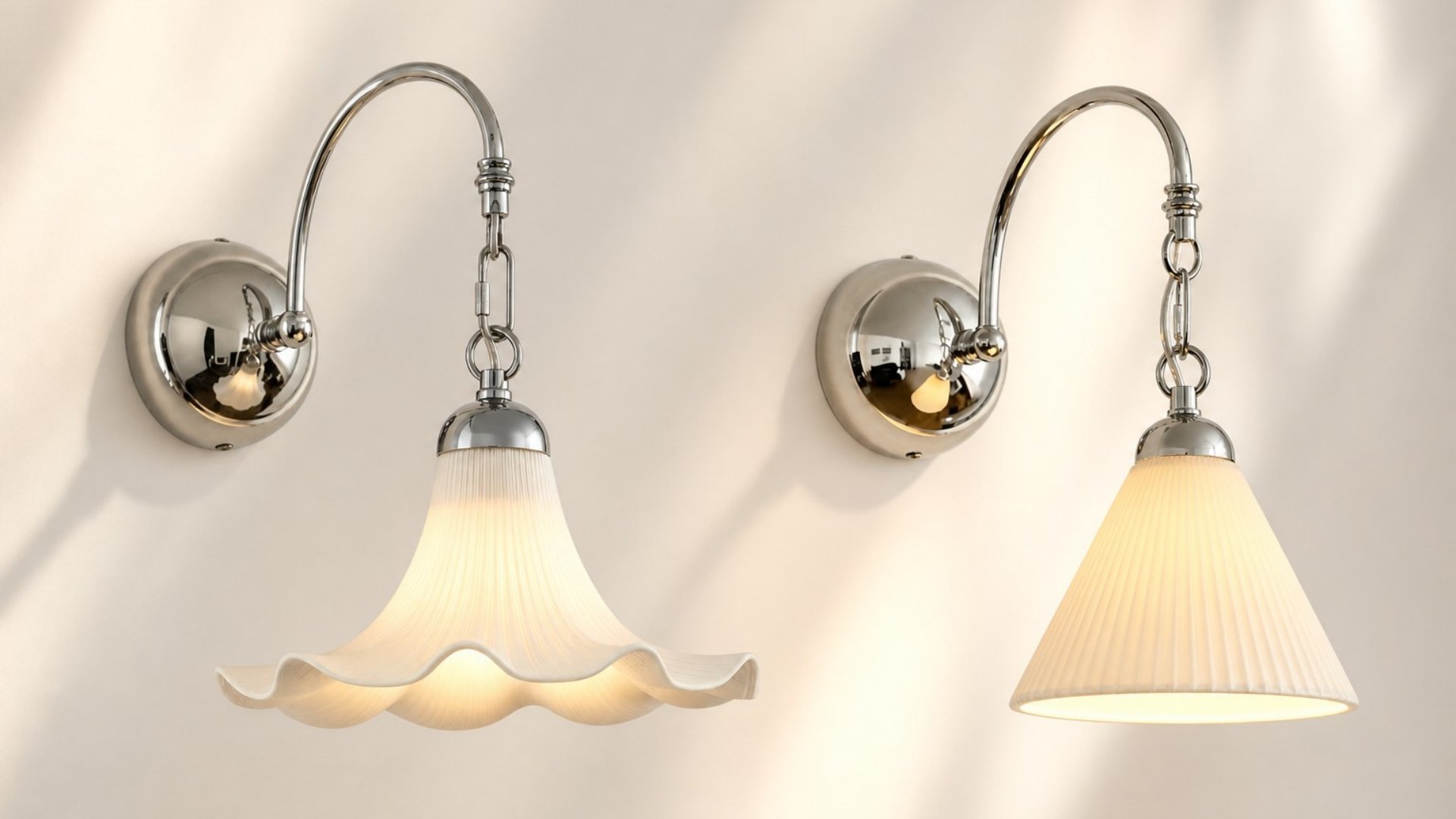 Twee Cazelle wandlampen met zachte achtergrondverlichting