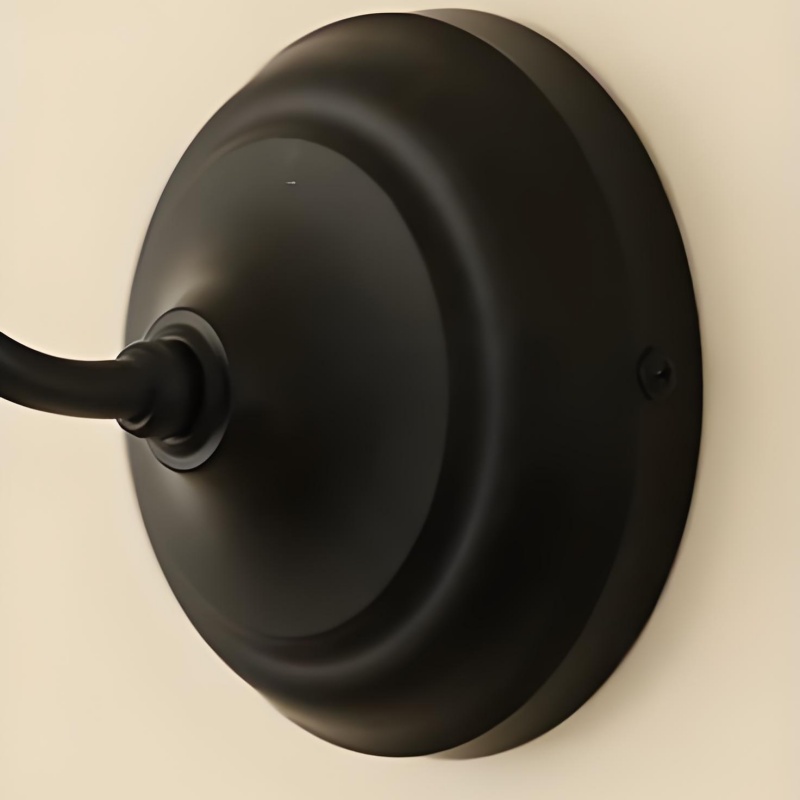 Close-up van de zwarte wandplaat van de Cazelle wandlamp