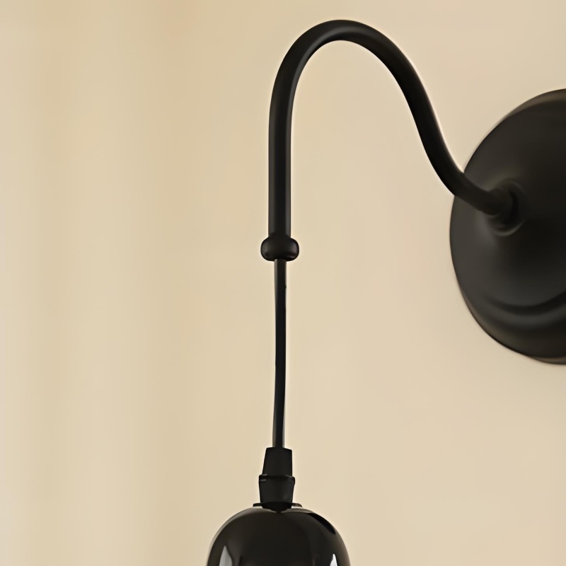 Close-up van de gebogen arm van de Cazelle wandlamp