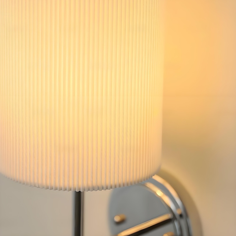 Close-up van de geplooide lampenkap met warm licht
