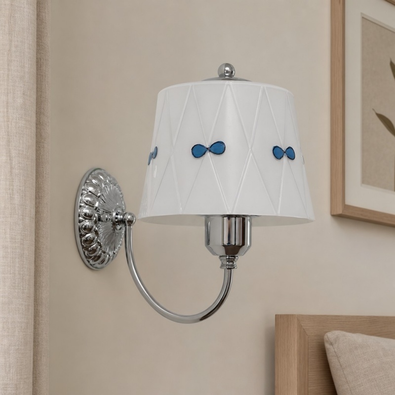 Billa wandlamp naast het bed