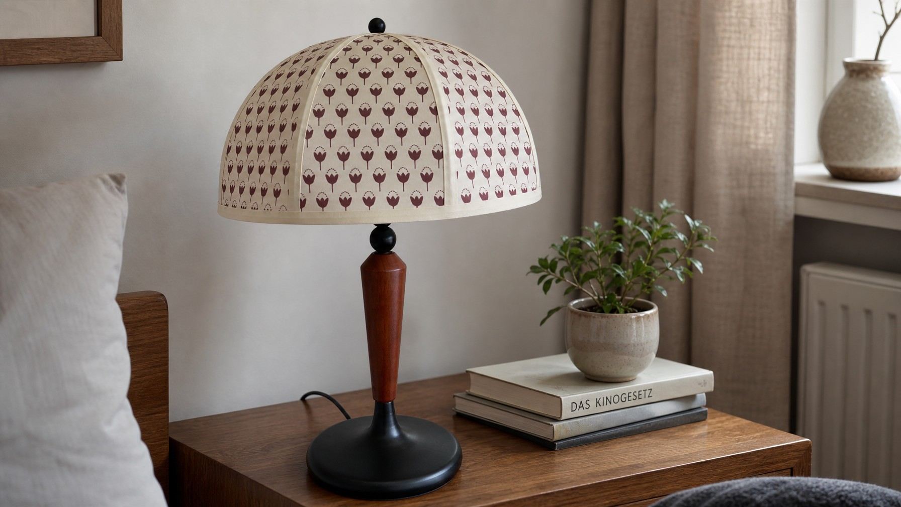 Fennary Franse vintage tafellamp in een slaapkamer