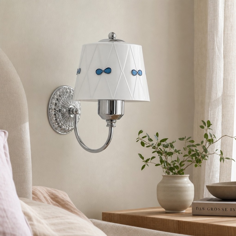 Billa wandlamp met nachtkastje en vaas