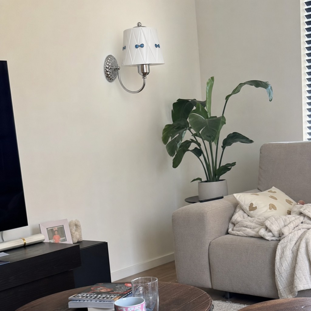 Billa wandlamp naast een zithoek