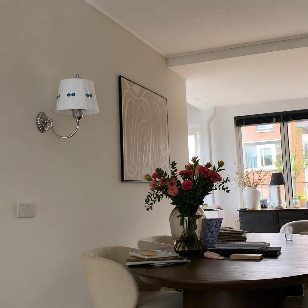 Billa wandlamp bij een eettafel