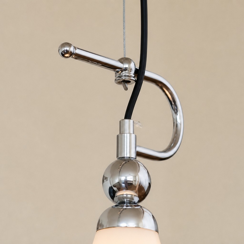 Detail van de metalen haak en kabel van de hanglamp