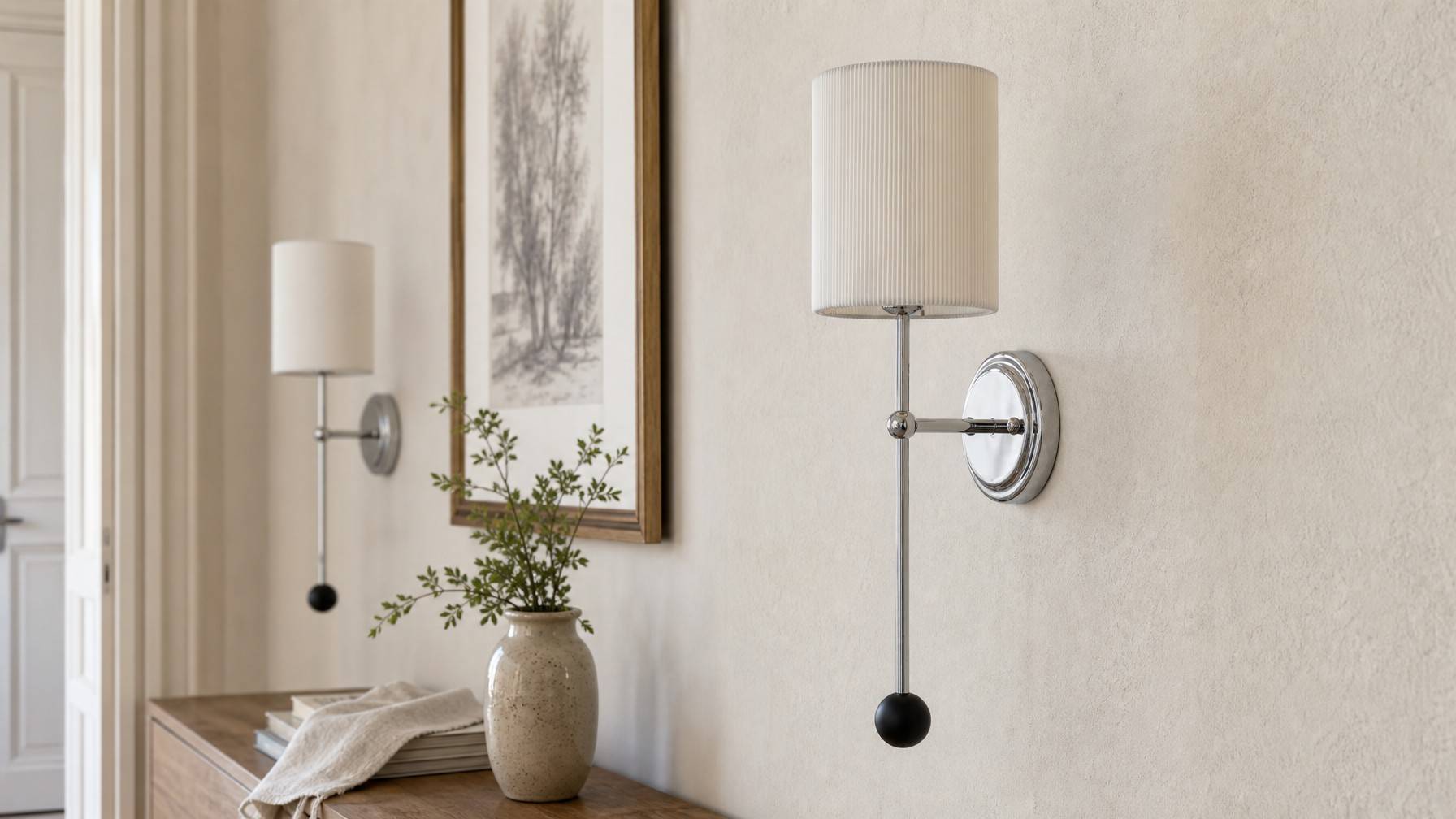 Cumoris wandlamp in hal met vaas en kunstwerk