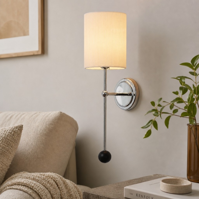Cumoris wandlamp met warme kap naast bank