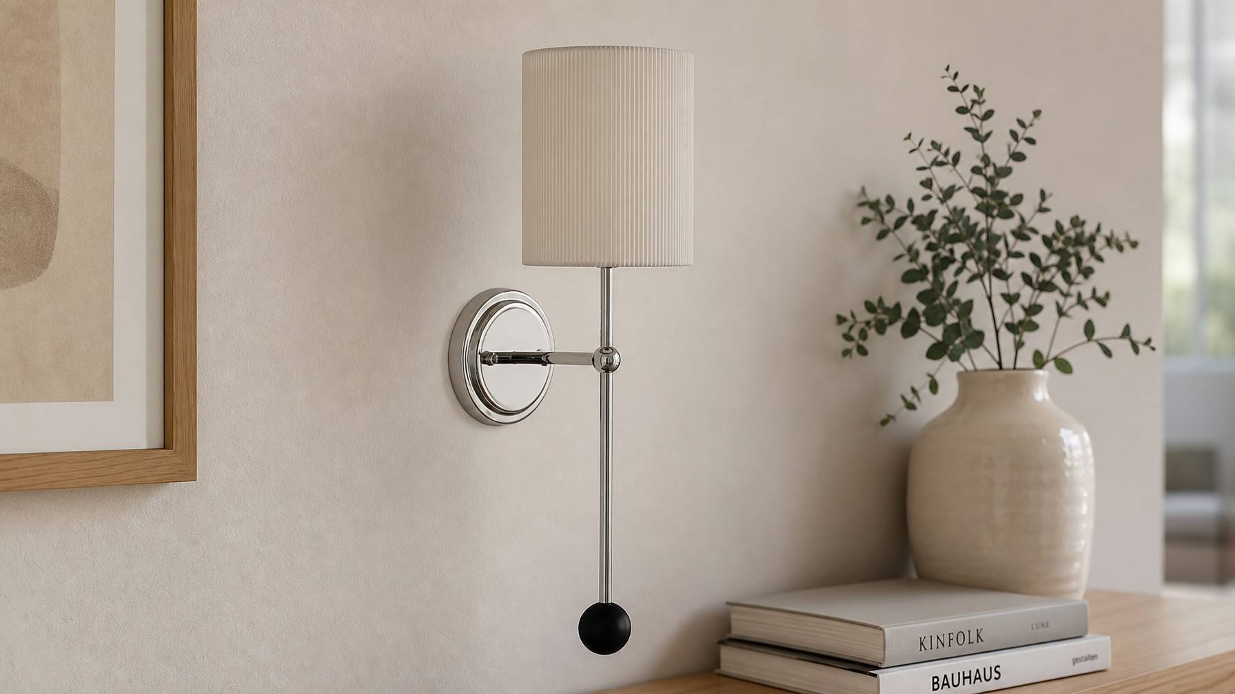 Cumoris geplooide wandlamp naast vaas en boeken