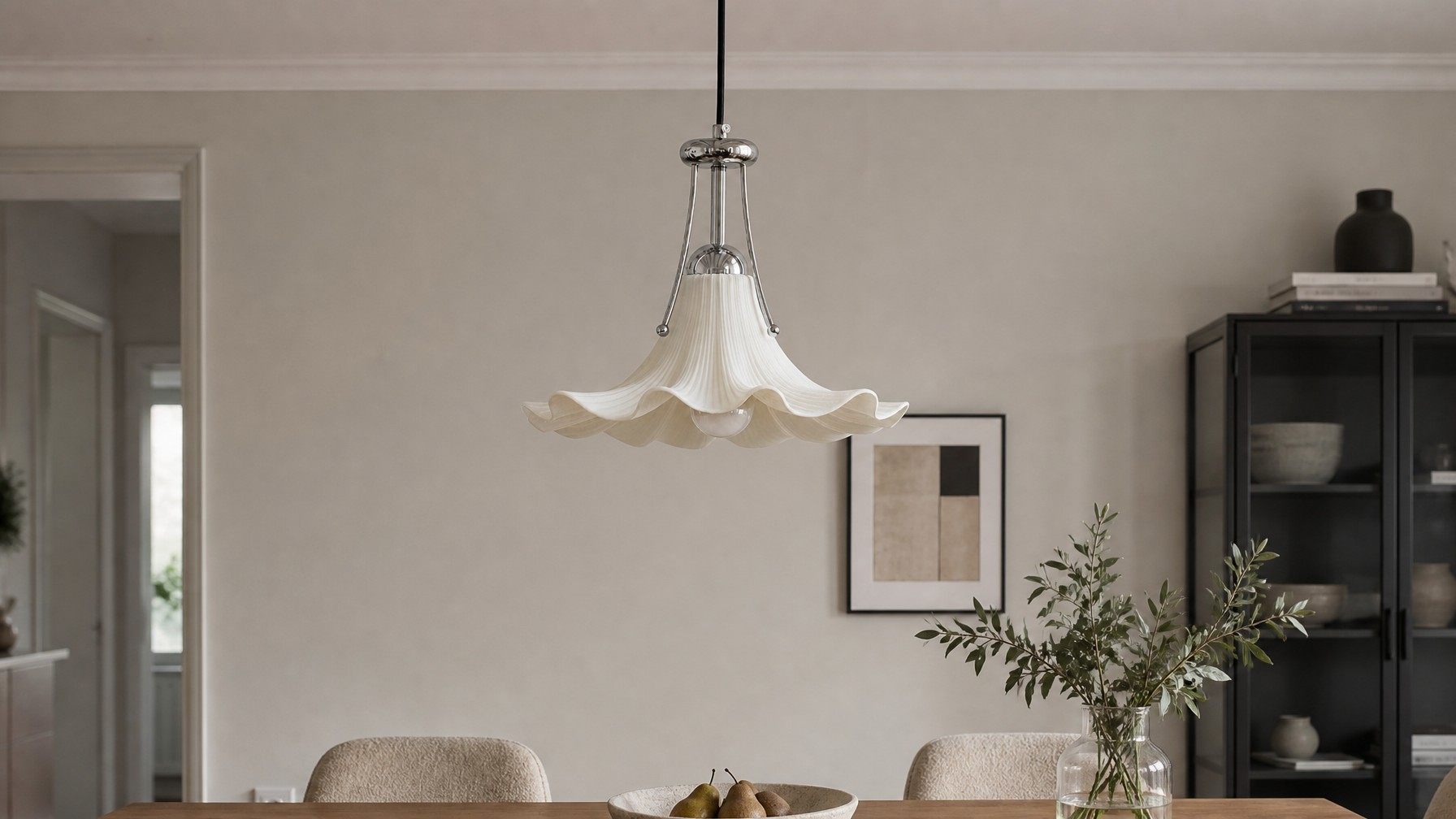 Cazelle hanglamp met sculpturaal bloemontwerp boven een eettafel