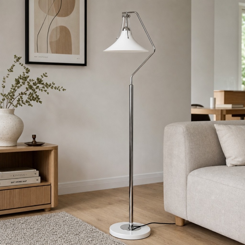 Magnolia vloerlamp naast een sofa
