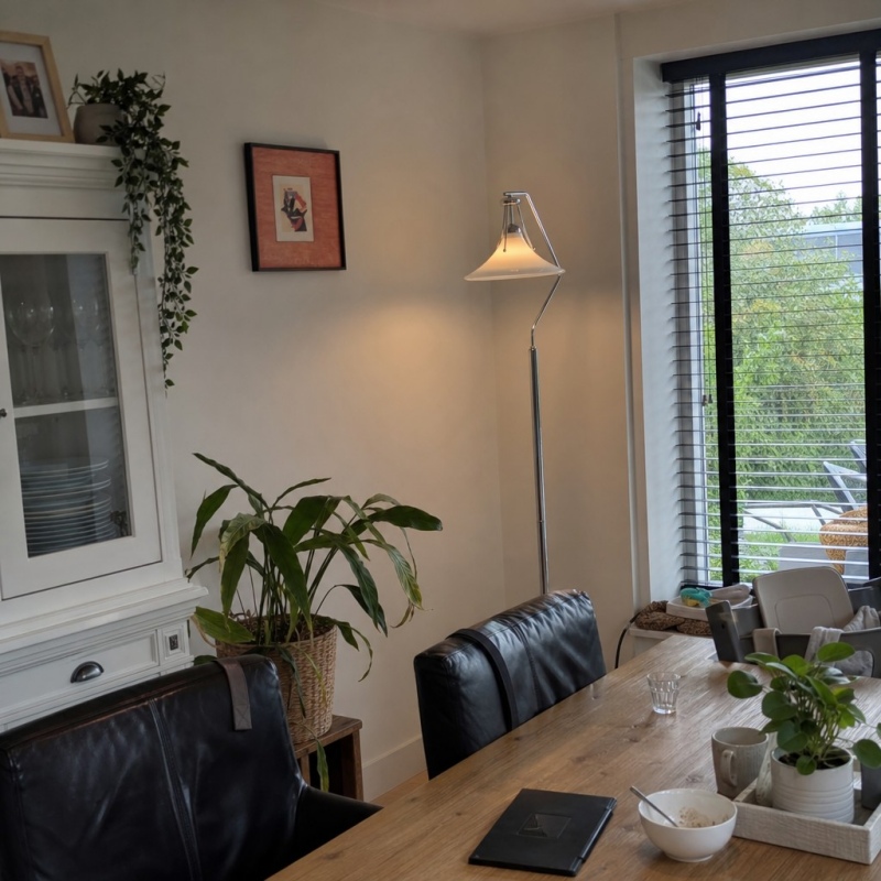 Klantfoto van de Magnolia vloerlamp bij een tafel