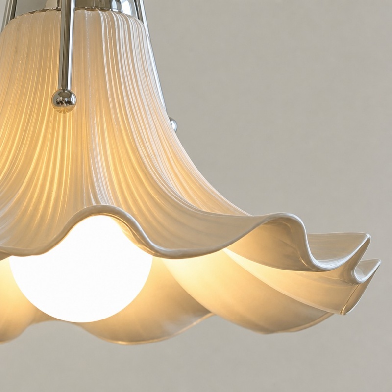 Detail van de bloemrand en lamp van de Cazelle hanglamp