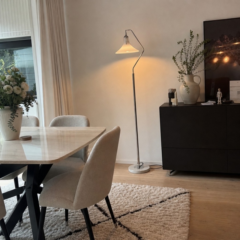 Klantfoto van de Magnolia vloerlamp in een eetruimte