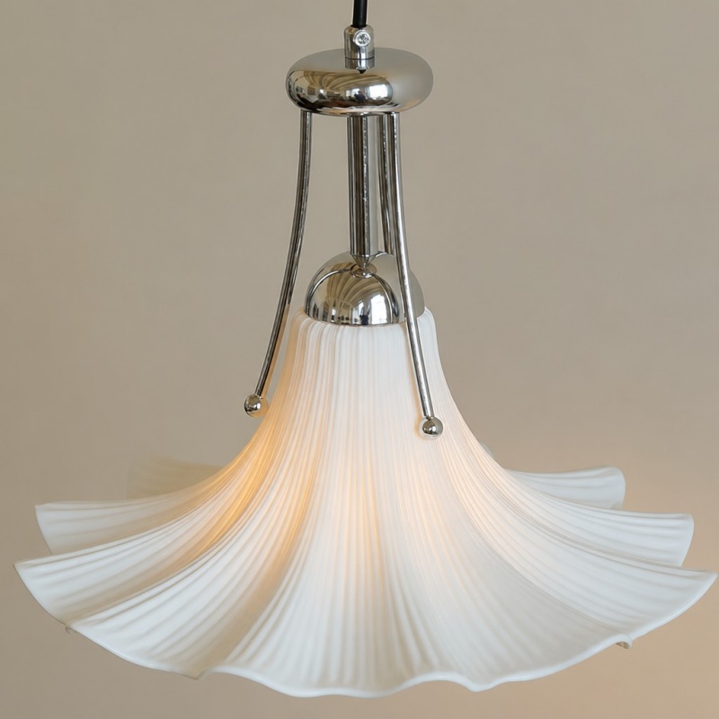 Close-up van Cazelle hanglamp met geribbelde bloemvorm