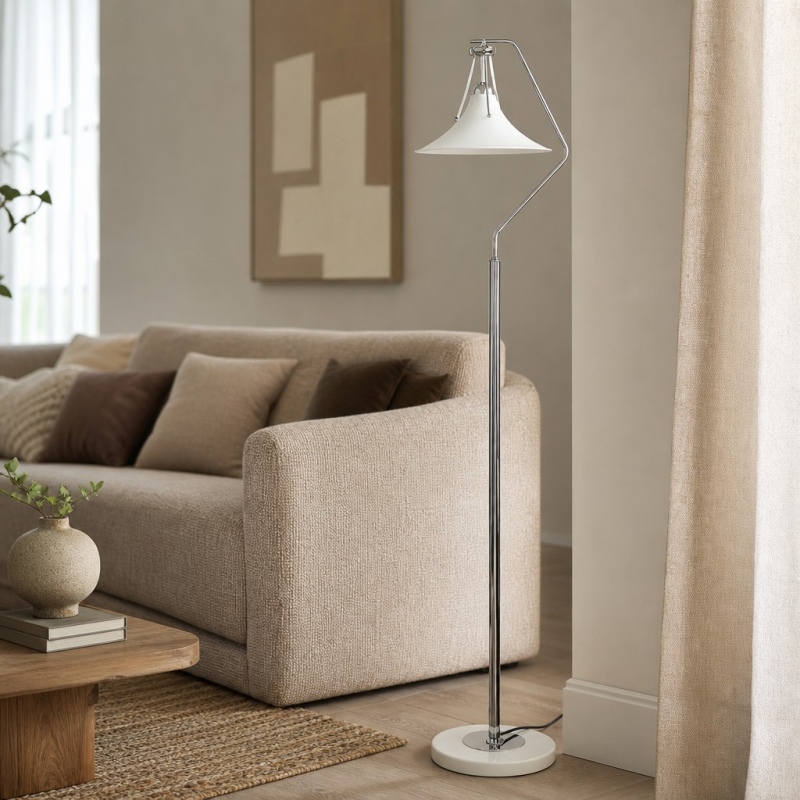 Magnolia vloerlamp naast een sofa