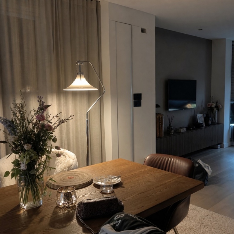 Klantfoto van de Magnolia vloerlamp met warm licht