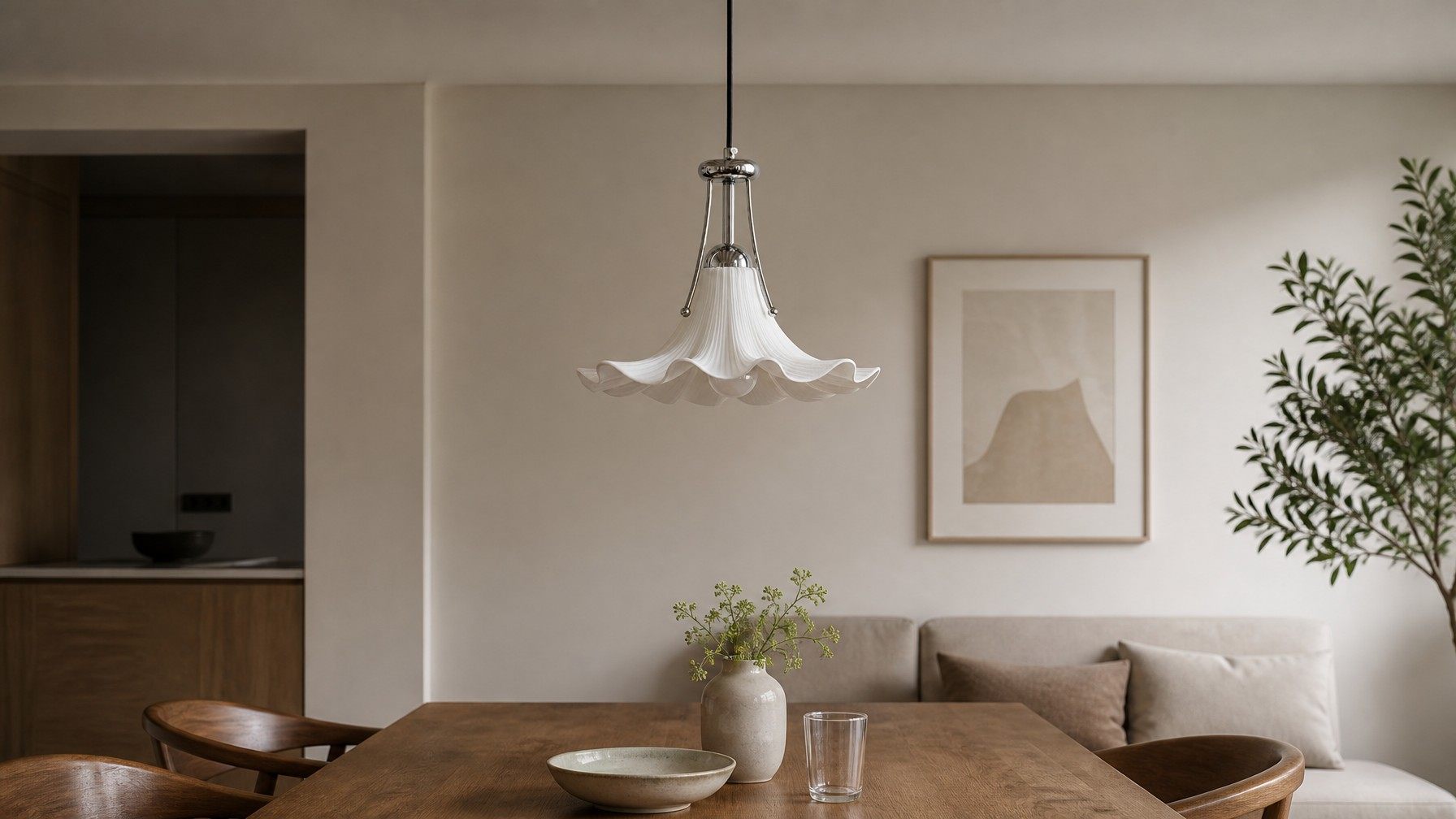 Cazelle hanglamp boven eetruimte met bank en plant