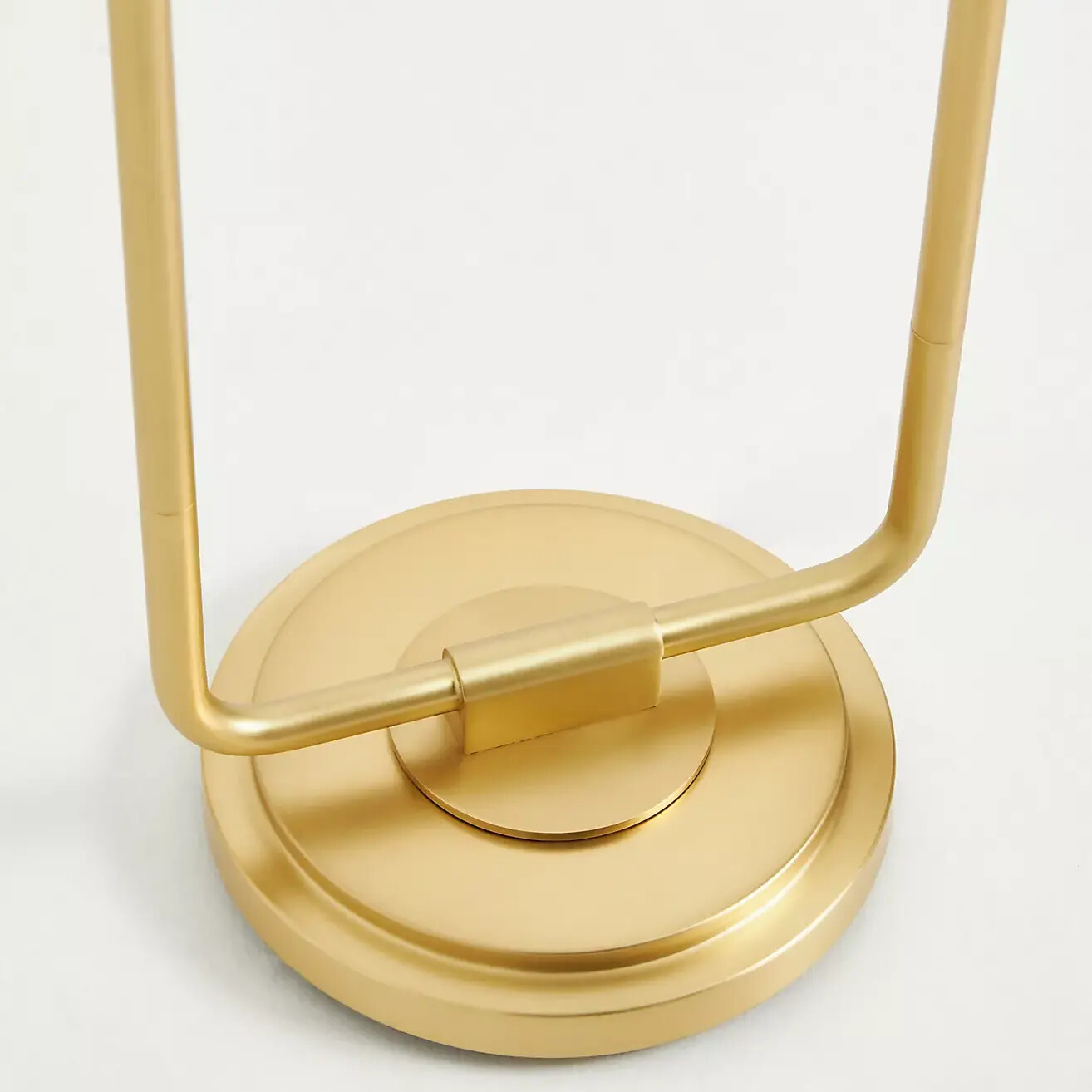 Messing voetdetail van de Duova vloerlamp