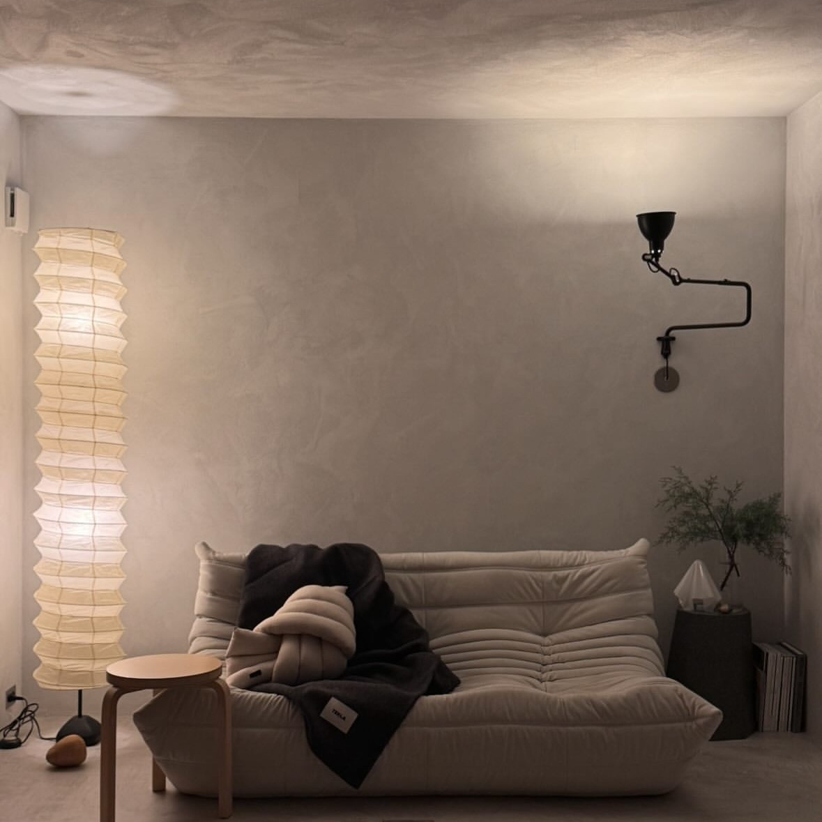 Woonkamer wandlamp boven bank