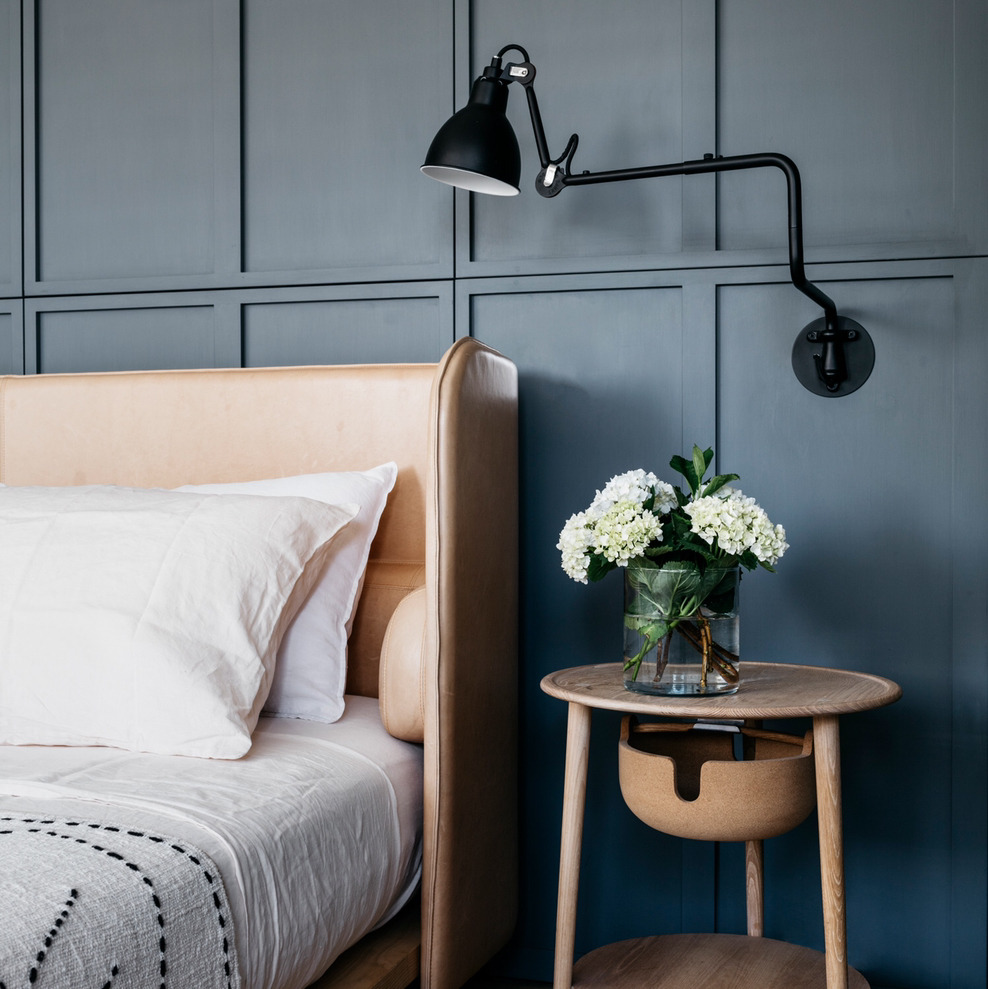 Slaapkamer wandlamp met nachttafel