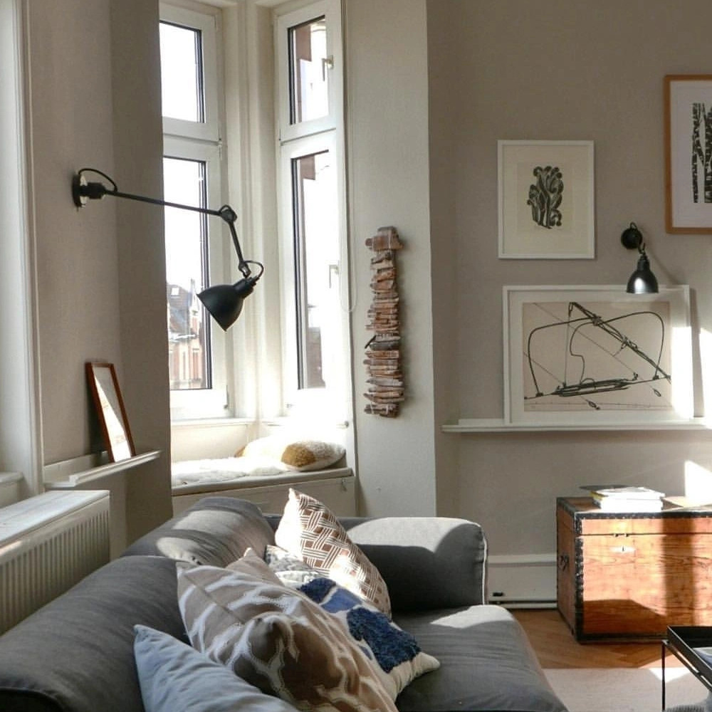 Woonkamer met verstelbare wandlamp