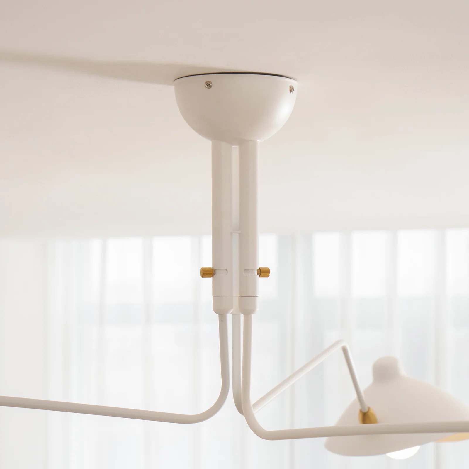 Ontwerpdetail van de witte plafondlamp