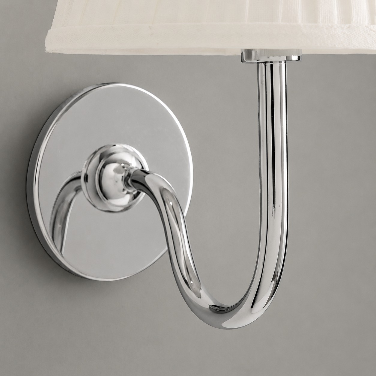 Chromen haakdetail van de Luvora wandlamp