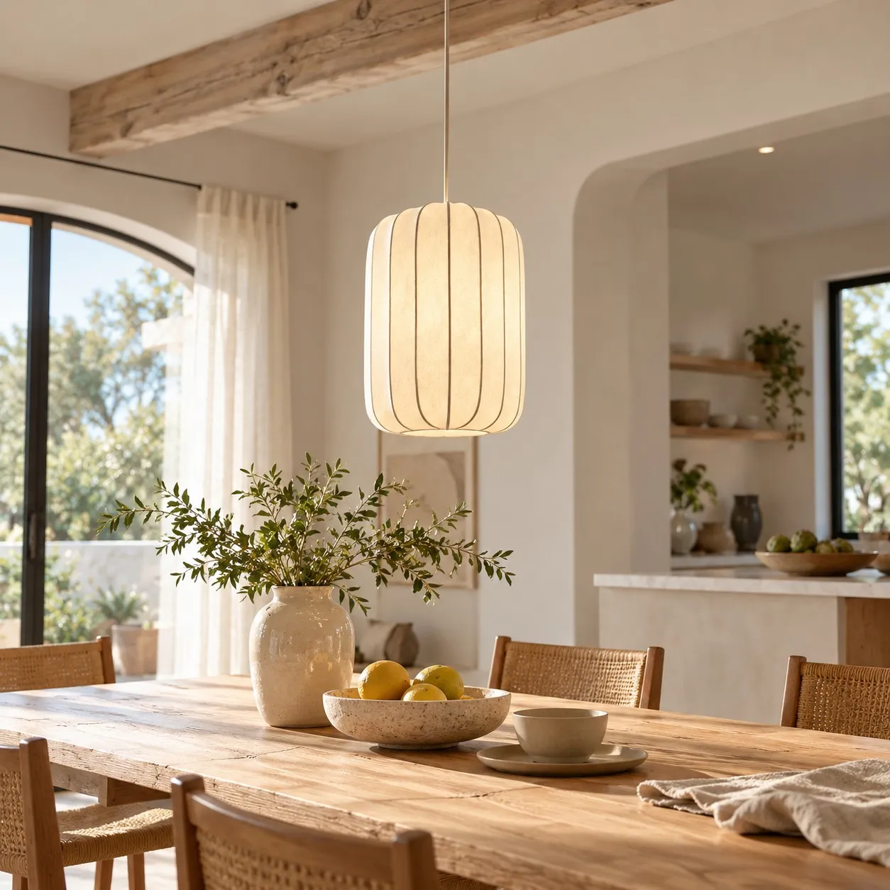 Witte lantaarnhanger boven een tafel in een open keuken